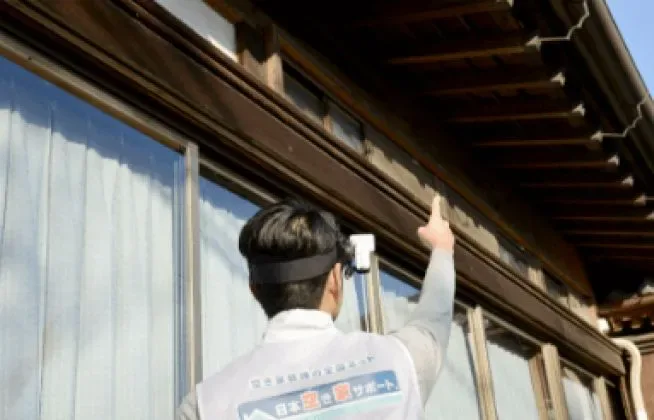 住宅の点検を行うスタッフ